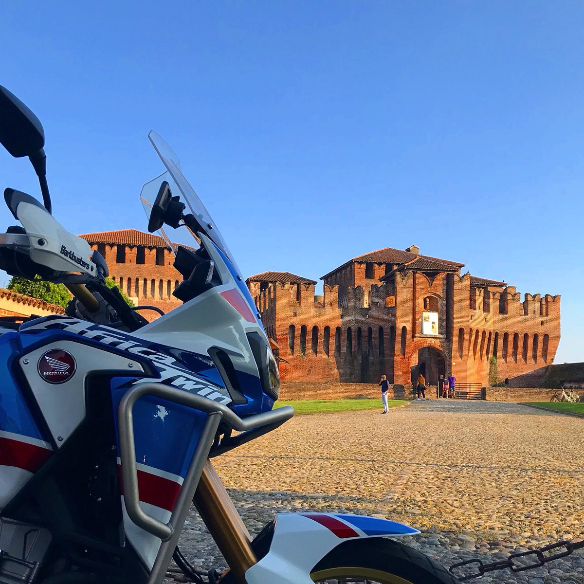 Jack_RPLF's tweet photo. In giro per la #Lombardia

#soncino #roccadisoncino #castello #africatwin #africatwinadventuresports #honda #travel #moto #barkbusters #touratech #tomtom #tomtomrider550 https://t.co/6n7LfTgWtT