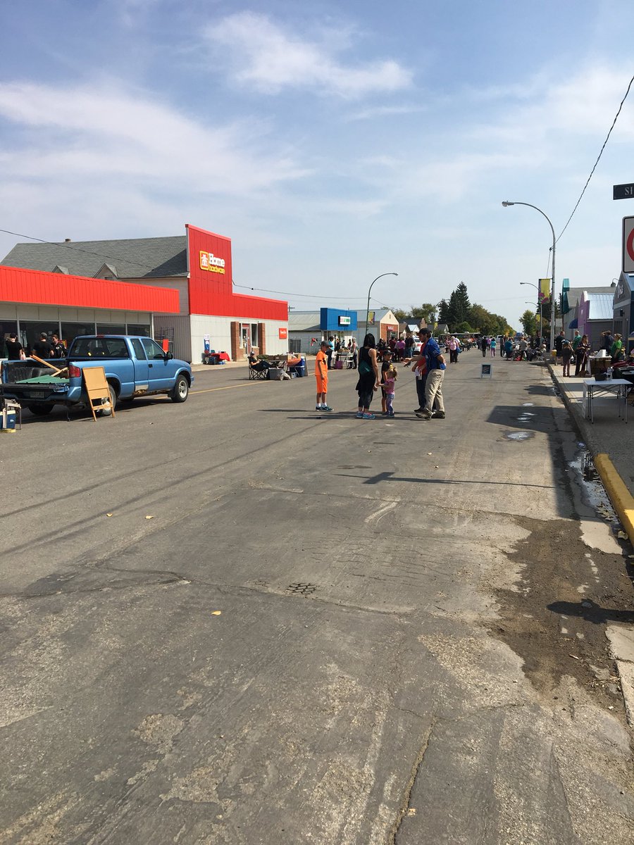 Shelby_LaRose01's tweet photo. Kipling Trade Day. What started as a celebration for the day that put Kipling on the map (#oneredpaperclip) now is an opportunity for entrepreneurs to showcase their products! What a great opportunity for our town! #Tradeday https://t.co/ditiakaPlF