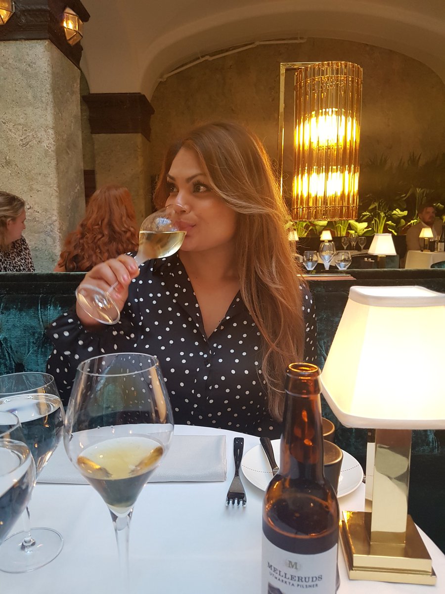 BondstreetRover's tweet photo. Födelsedagsmiddag med en schysst flaska vin. Självklar gubbsov man ett par timmar innan middagen. #farbror https://t.co/iWYUgRmYsL