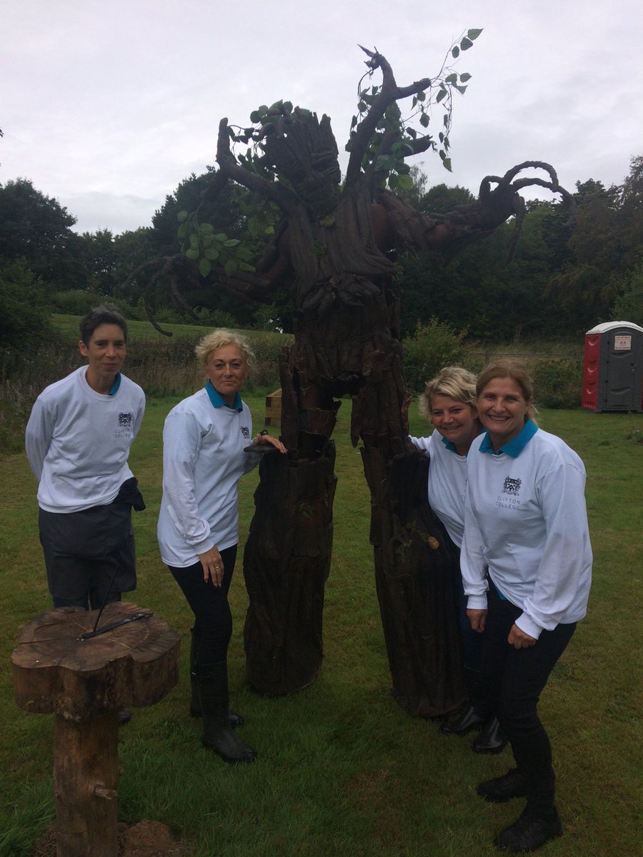 Julie Linzell tweet media