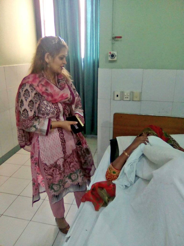 RashidKhanppp's tweet photo. پاکستان پیپلز پارٹی خواتین ونگ سندھ کی سیکریڑی اطلاعات ایم پی اے سندھ اسمبلی #سعدیہ_جاوید صاحبہ مصطفی ہسپتال میں زیرعلاج سابق صدر پی پی پی خواتین ونگ تھرپارکر سماترا منجیانی کی خیریت دریافت کرتے ہوئے https://t.co/WTSv82Fswh