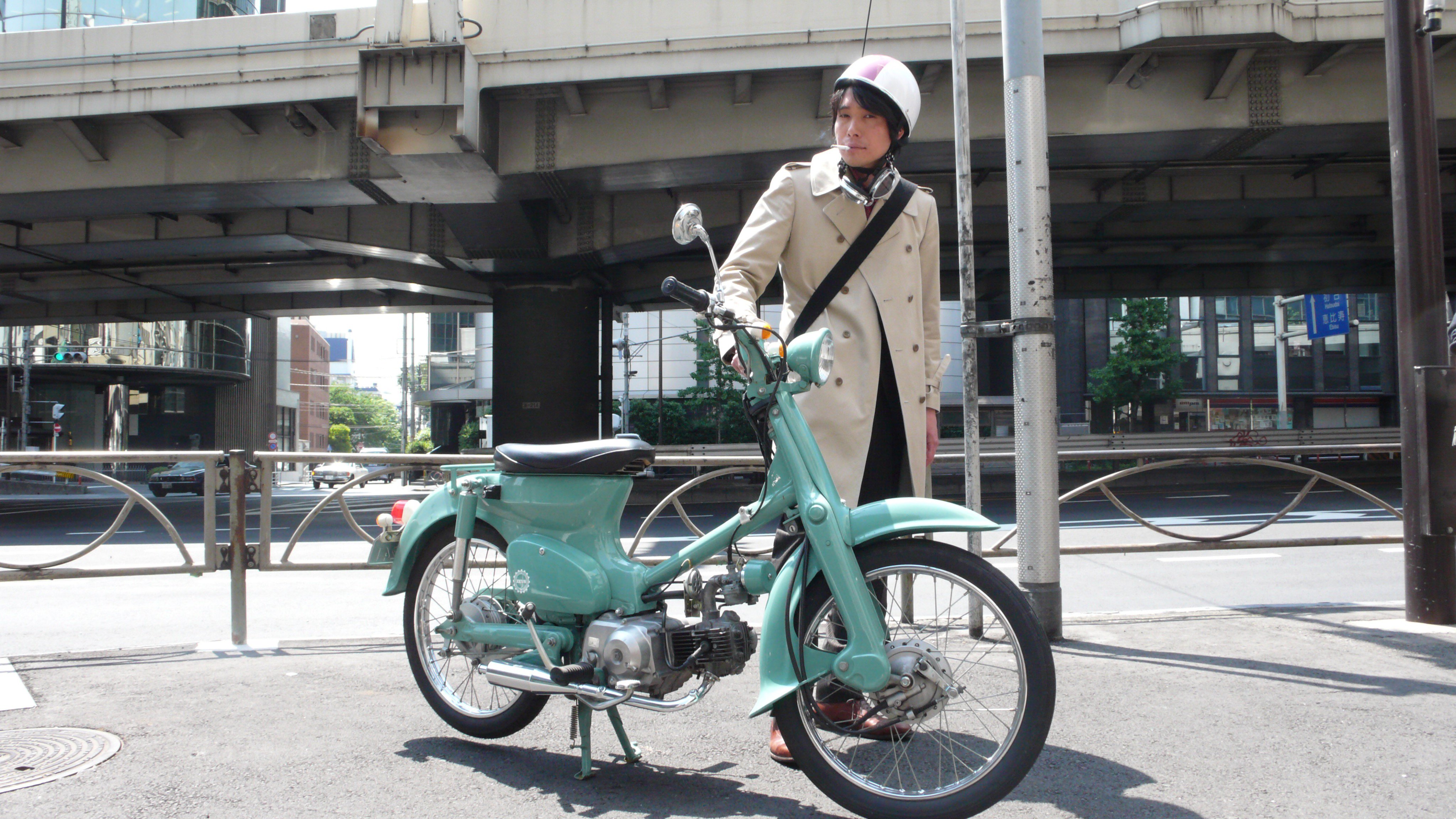 イシイジロウ 特に評判が良かった御法川実のファッション 服はreats Tailor Zazous バックはben Shermanとモッズ系で固めています モッズ系は10年程度で古びたりしないので バイクはベスパではなくスーパーカブを英国風にカスタム 当時練馬区にあった