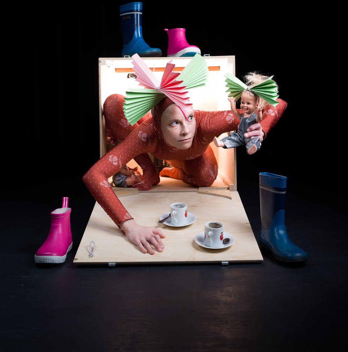 Sunnuntai on ITÄ 2018 perhepäivä. Koko perhe mukaan ja menoksi! 
Ihan pienille klo 12 VauvaVau on leikkimatolla tapahtuva liikkeellinen aistikokemus ja hieman vanhemmille (3+) tarjolla olisi mm. klo 10.30 Miss Fortune &amp; the Gang tai klo 14.30 Kastor &amp; Pollux.