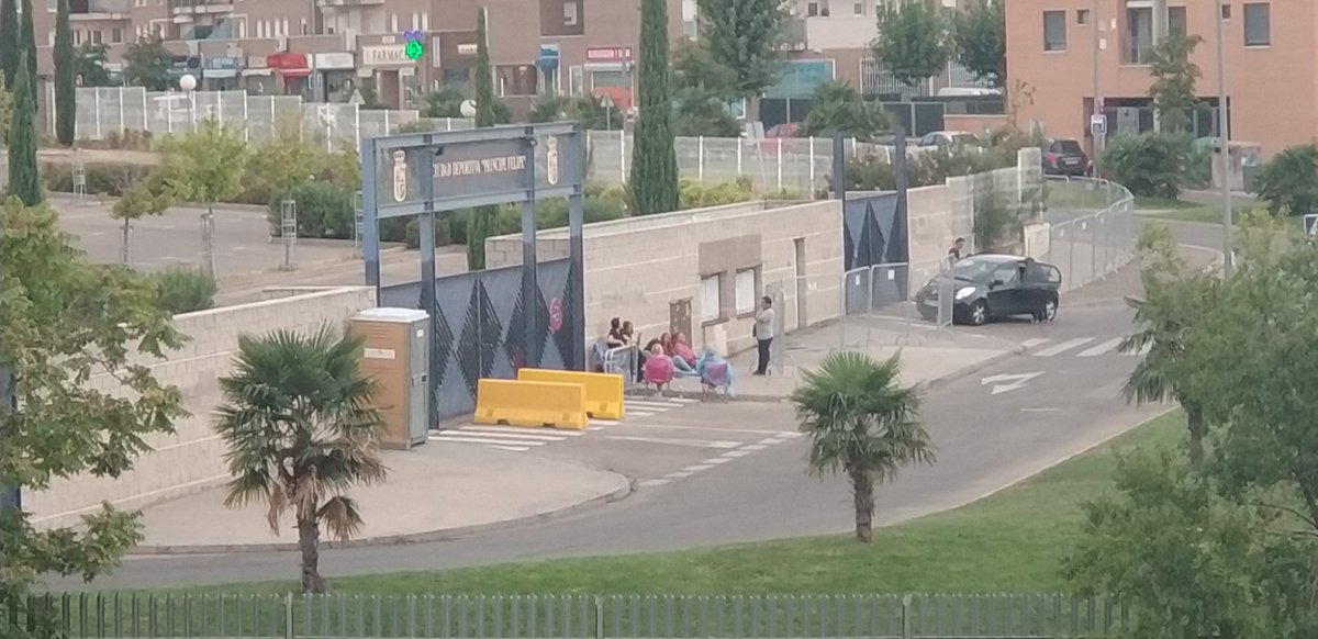 Barroso616's tweet photo. @antoniorozco desde las 8:00 de la mañana esperandote, se merecen al menos que pases a echarte unas fotos🙄🙋🏽‍♂️ Firmado: Vecinos de Arganda https://t.co/EvilZcTp9T