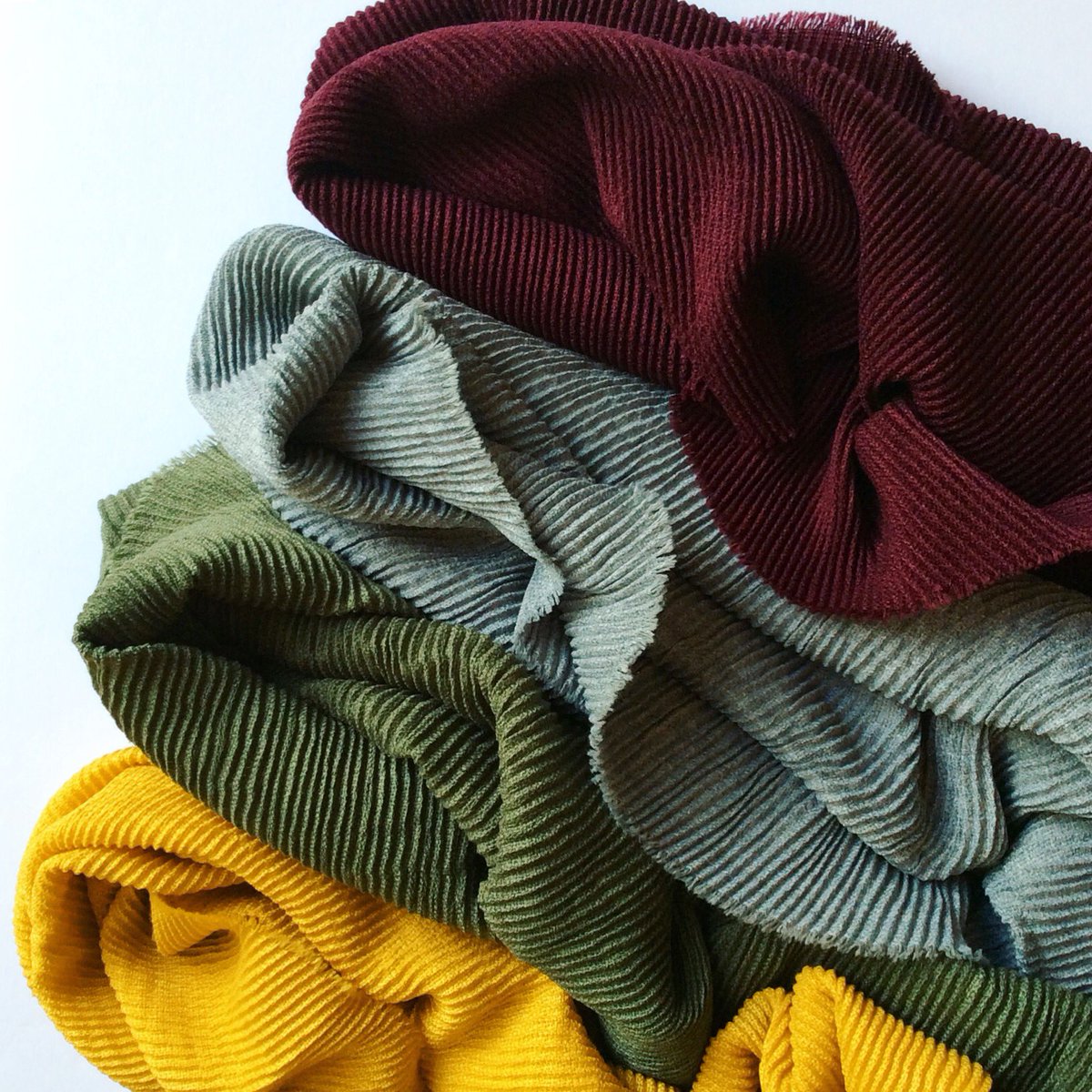 Freshly stocked with all your favourite fall accessories!! We love these accordion style scarves, the perfect way to add some colour to your autumn outfits! So stop on in if you’re feeling cosy!! 🍂🍂🍂 #fallstyle #getcosy #layerup