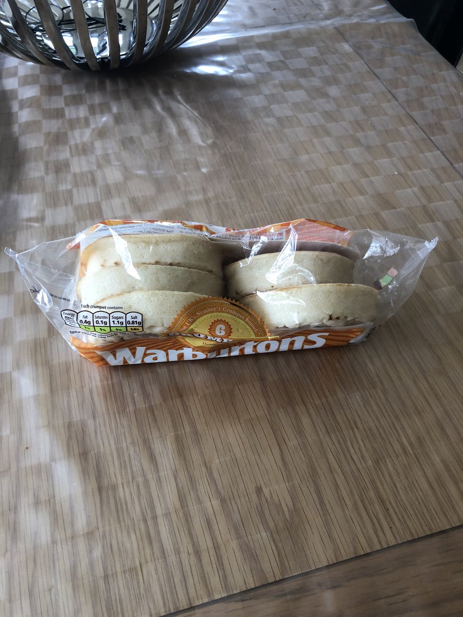kellieyardley's tweet photo. @Warburtons spot the issue with this unopened packet of crumpets... been shortchanged here! 🙈 https://t.co/4ffvS3HVW0