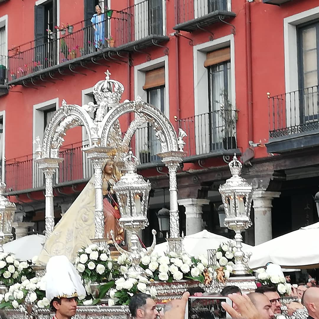 Cada #8deSeptiembre, #Valladolid rinde homenaje a su patrona, Ntra Sra de San Lorenzo. Hoy hasta la meteorología respetó su paseo por la alfombra... #fiestasvalladolid2018