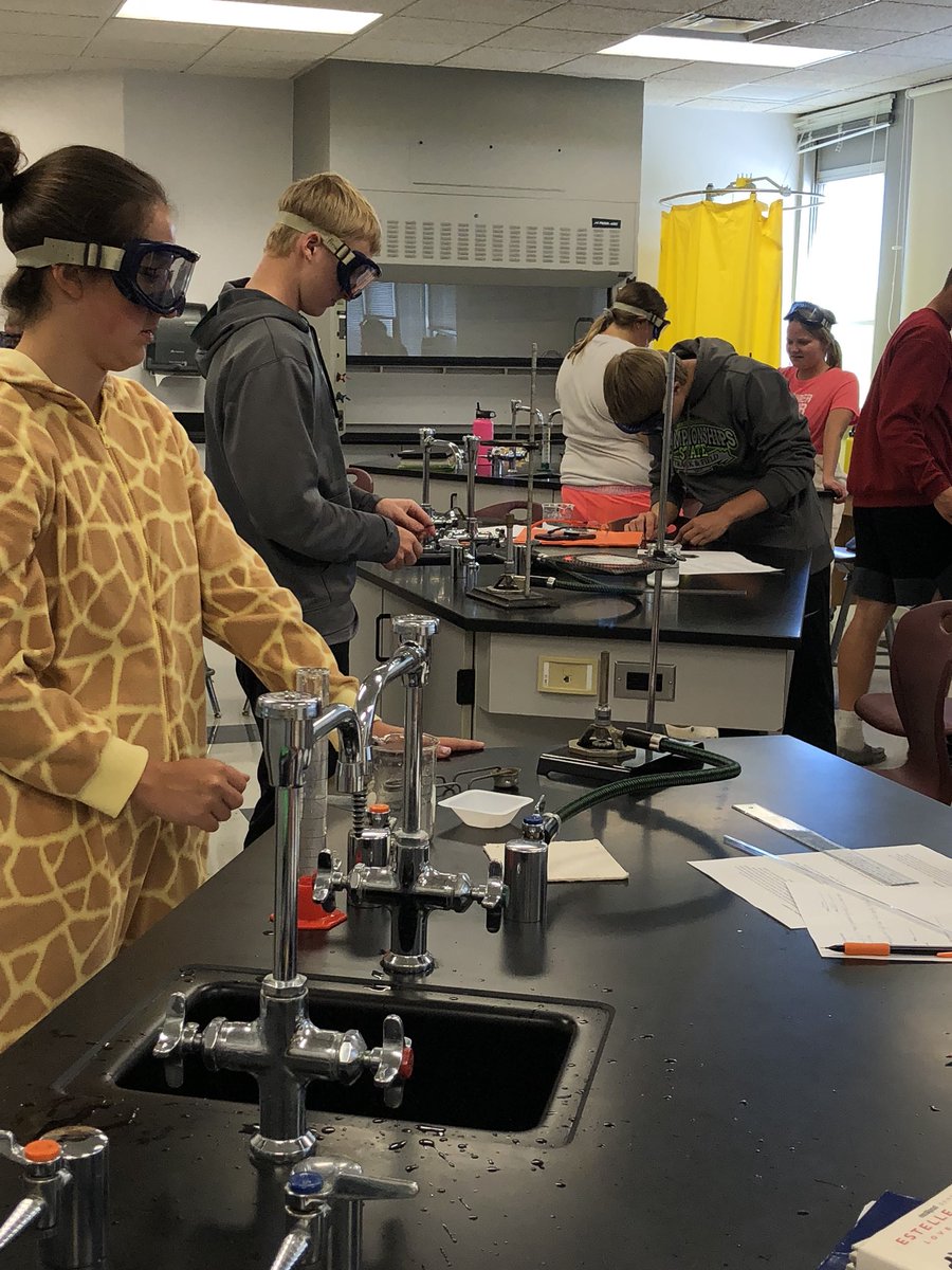 TaniaEichhorst's tweet image. Procedure lab for chemistry. Lab techniques conquered even during Homecoming. #chemistryrules #labprocedure #labsafety #Homecoming2018