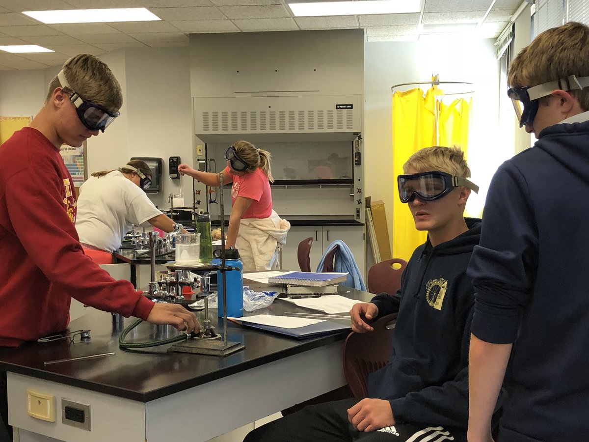 TaniaEichhorst's tweet image. Procedure lab for chemistry. Lab techniques conquered even during Homecoming. #chemistryrules #labprocedure #labsafety #Homecoming2018