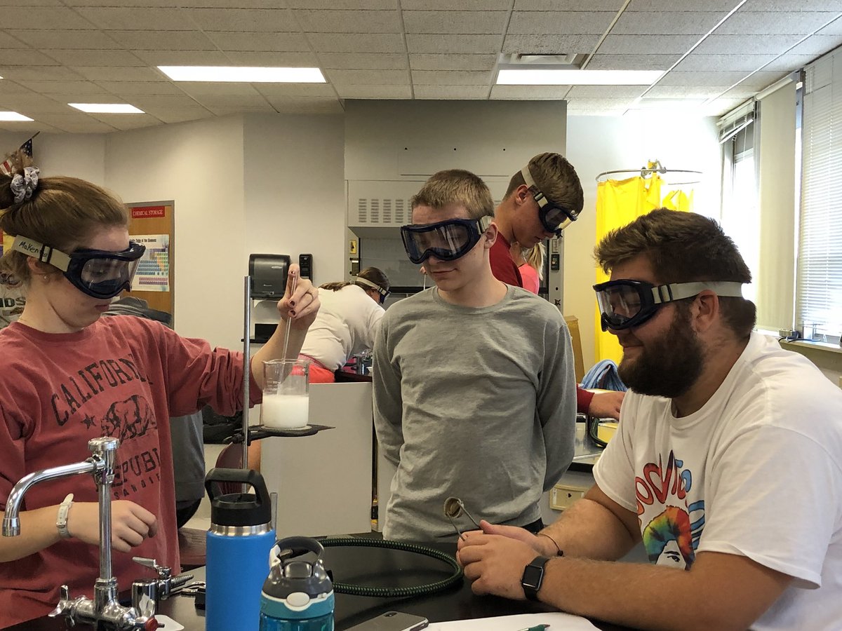 TaniaEichhorst's tweet image. Procedure lab for chemistry. Lab techniques conquered even during Homecoming. #chemistryrules #labprocedure #labsafety #Homecoming2018