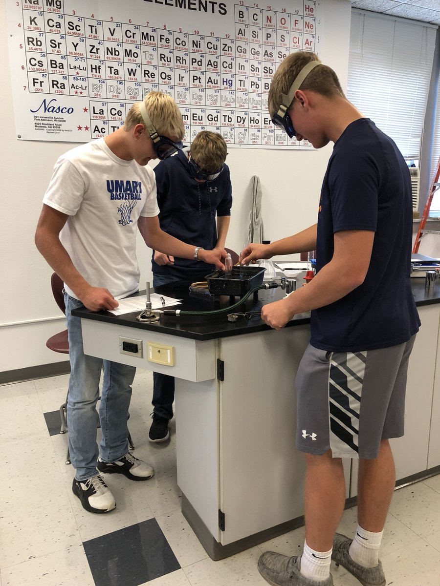 TaniaEichhorst's tweet image. Procedure lab for chemistry. Lab techniques conquered even during Homecoming. #chemistryrules #labprocedure #labsafety #Homecoming2018