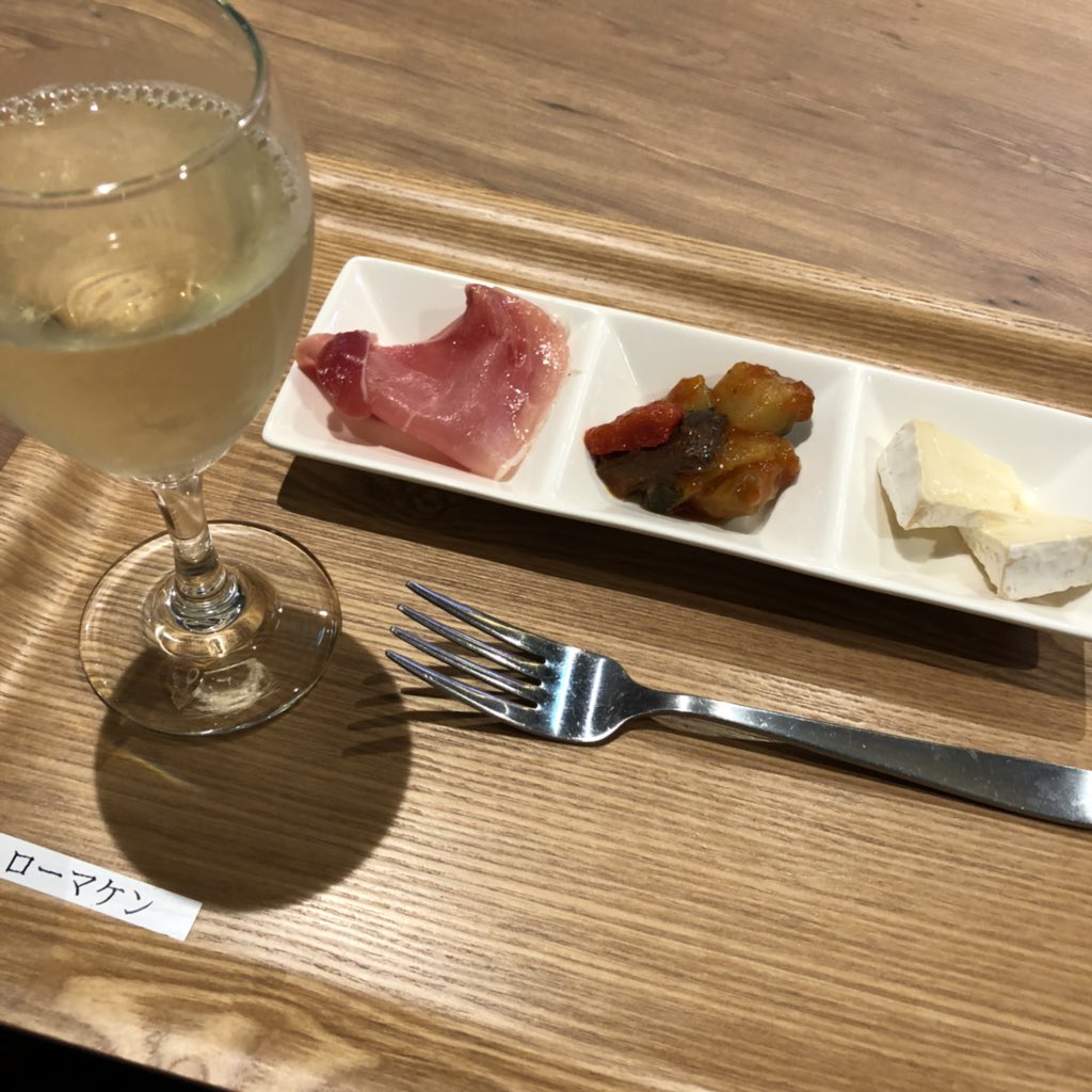 hutegmin's tweet photo. 阪急でお酒選ぶときに空きっ腹は良くないなぁっと阪神のスナックパークによって結局先に飲んでた(o^^o)
#ふじ屋
#Romaken
#スナックパーク
400円から食事が楽しめるスナックパークは庶民の味方。軽食は100円くらいから。 https://t.co/JYKj6aad5x
