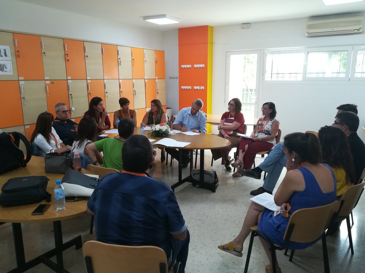 SopenaBadajoz's tweet photo. Comenzamos con la sesión de tarde en #XXXIEncuentroSopeña nuestros coordinadores de grupo han trabajado con @albertoares, nos dan propuestas esperanzada 
 #EnMediodelMundo 
#CentenarioDSopeña #LaOportunidadDeSuperarte https://t.co/FAuCvPVHBW