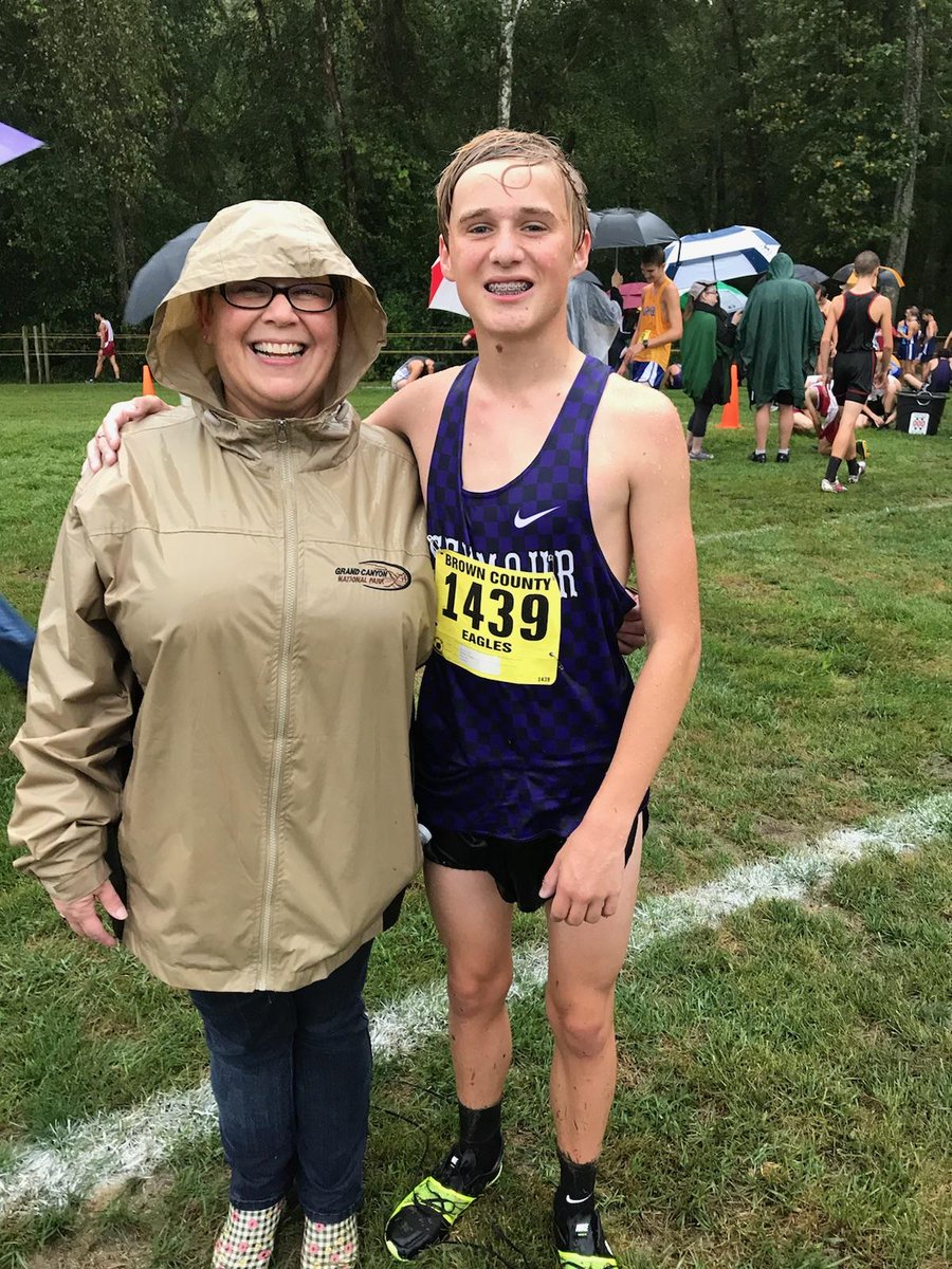 reedy_alicia's tweet photo. Aunt of the Year??? I better start preparing my acceptance speech!   Love my kiddos!  Seymour Cross Country at Eagle Classic #stuffingtheballotbox #norainnogain https://t.co/SCYEyQ73AS