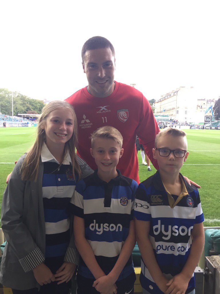 AmandaDow6's tweet photo. He might play for Gloucester but still has time for the @bathrugby fans. Thank you   @mattbanahan1 ! https://t.co/4x9X6b5TeQ