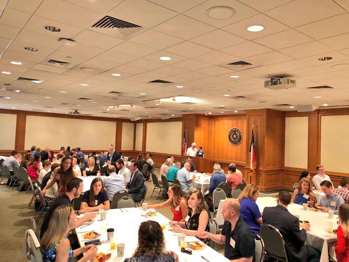 SCOTXHistSocy's tweet photo. Such a fun time at the #SCOTX #BABreakfast this morning!
Thx so much to all the current & former Justices, staff attorneys, law clerks & staff who came out to celebrate with longtime friends.
#AppellateTwitter ⚖️🍽🏛 https://t.co/2tVlZxRFZN