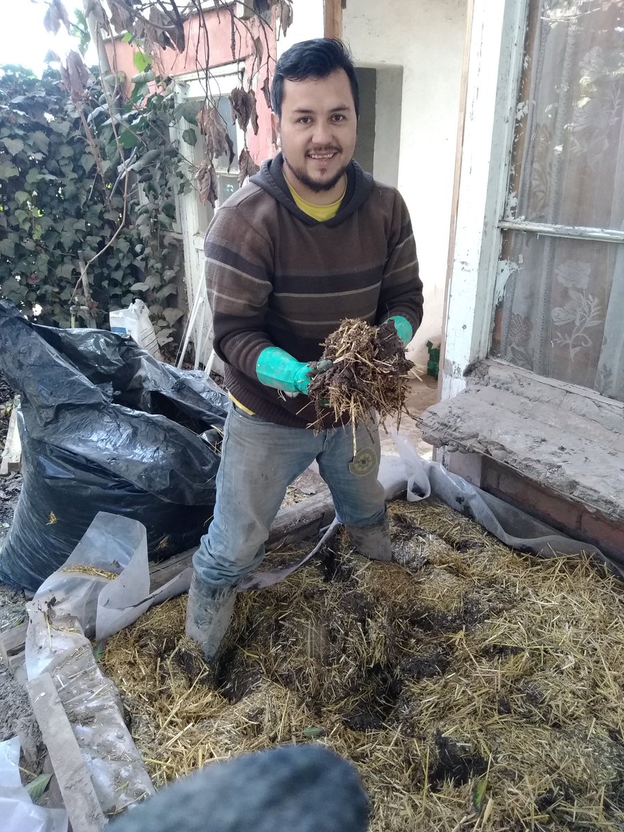 AdobeTierra's tweet photo. Esta semana nos encontramos con las manos en que barro, piscinas, revoques y adobes para preparar las reparaciones de la #casadeadobe #Revoquesgruesos #restauracionpatrimonial #arquitecturaentierra #oficiosdelatierra #construccionsustentable https://t.co/bR7yqGZ0Wv