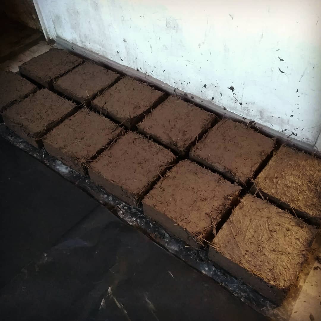 AdobeTierra's tweet photo. Esta semana nos encontramos con las manos en que barro, piscinas, revoques y adobes para preparar las reparaciones de la #casadeadobe #Revoquesgruesos #restauracionpatrimonial #arquitecturaentierra #oficiosdelatierra #construccionsustentable https://t.co/bR7yqGZ0Wv