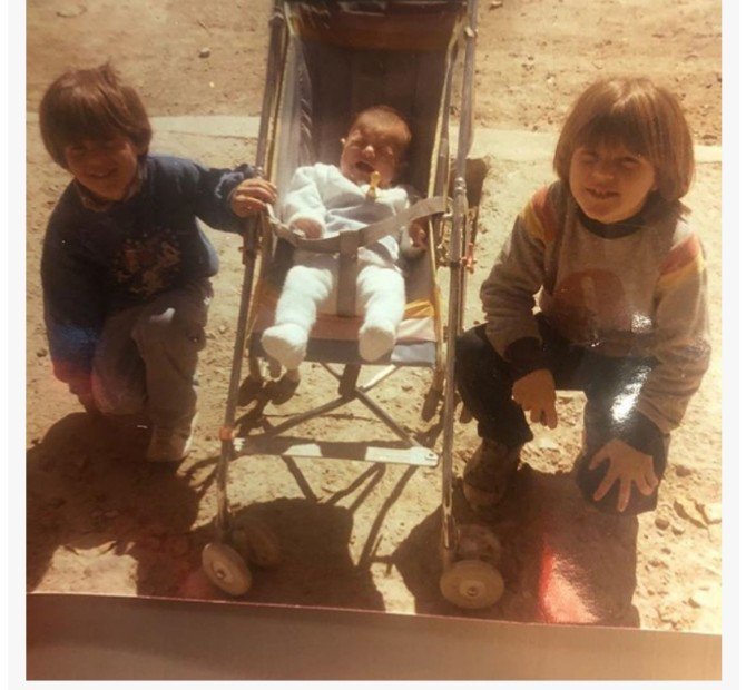 BarcAfrique's tweet photo. La photo du jour : Leo #Messi bébé,entouré de ses frères.
Cliché publié par Rodrigo Messi. https://t.co/6nI7hlqp1U