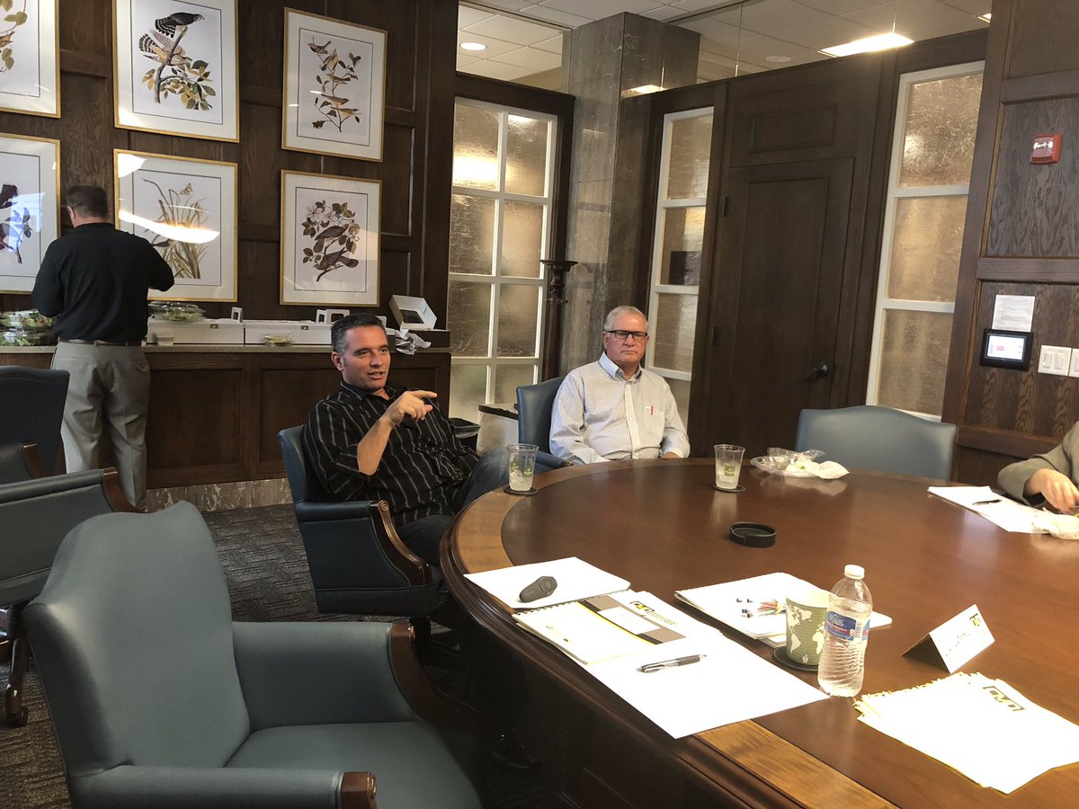 ksgrainandfeed's tweet photo. And that's a wrap for our 2018 Tomorrow's Agribusiness Leaders class. The group heard from our board's Second Vice Chair Deb Clark and from Senators Ty Masterson and Dan Kerschen on voluntarily leadership yesterday in Wichita. https://t.co/RmOd5uBOhP