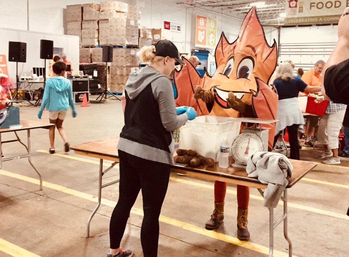 metro_parks's tweet photo. Metro Leaf is enjoying visiting with volunteers at the Akron Canton Regional FoodBank for Operation Orange. #OpOrange #SummitMetroParks https://t.co/Vl8zutRYsm