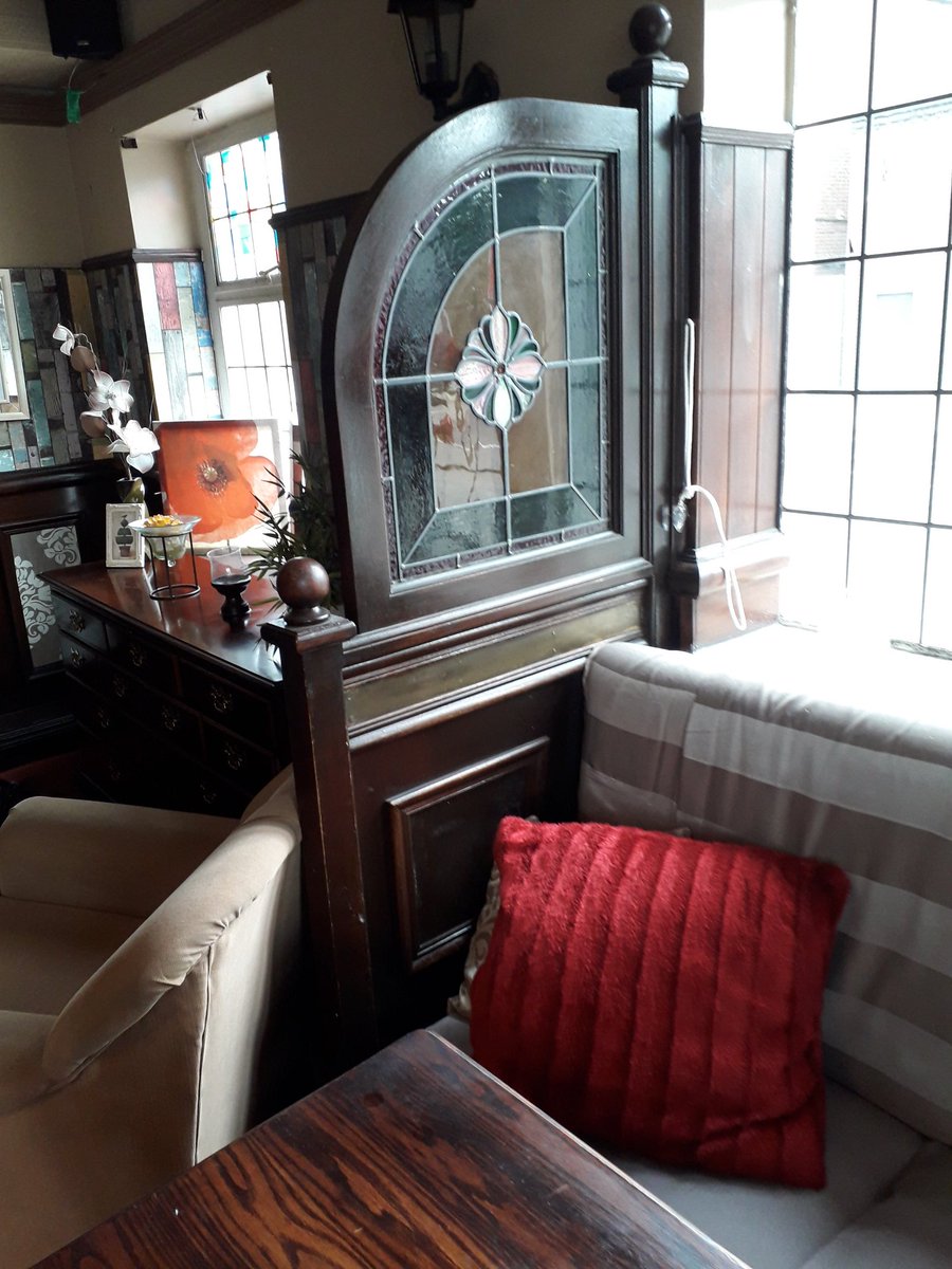 eastacton's tweet photo. The old public bar of the Fishermans Arms in Old Oak Lane (where I used to hold advice surgeries as a Cllr). Could be one of only 2 pubs for 20,000 residents of East Acton ward, if developers get their way and close the Goldsmiths and Castle @GoldsmithsPub #SavetheCastle https://t.co/w2agq3YPCK