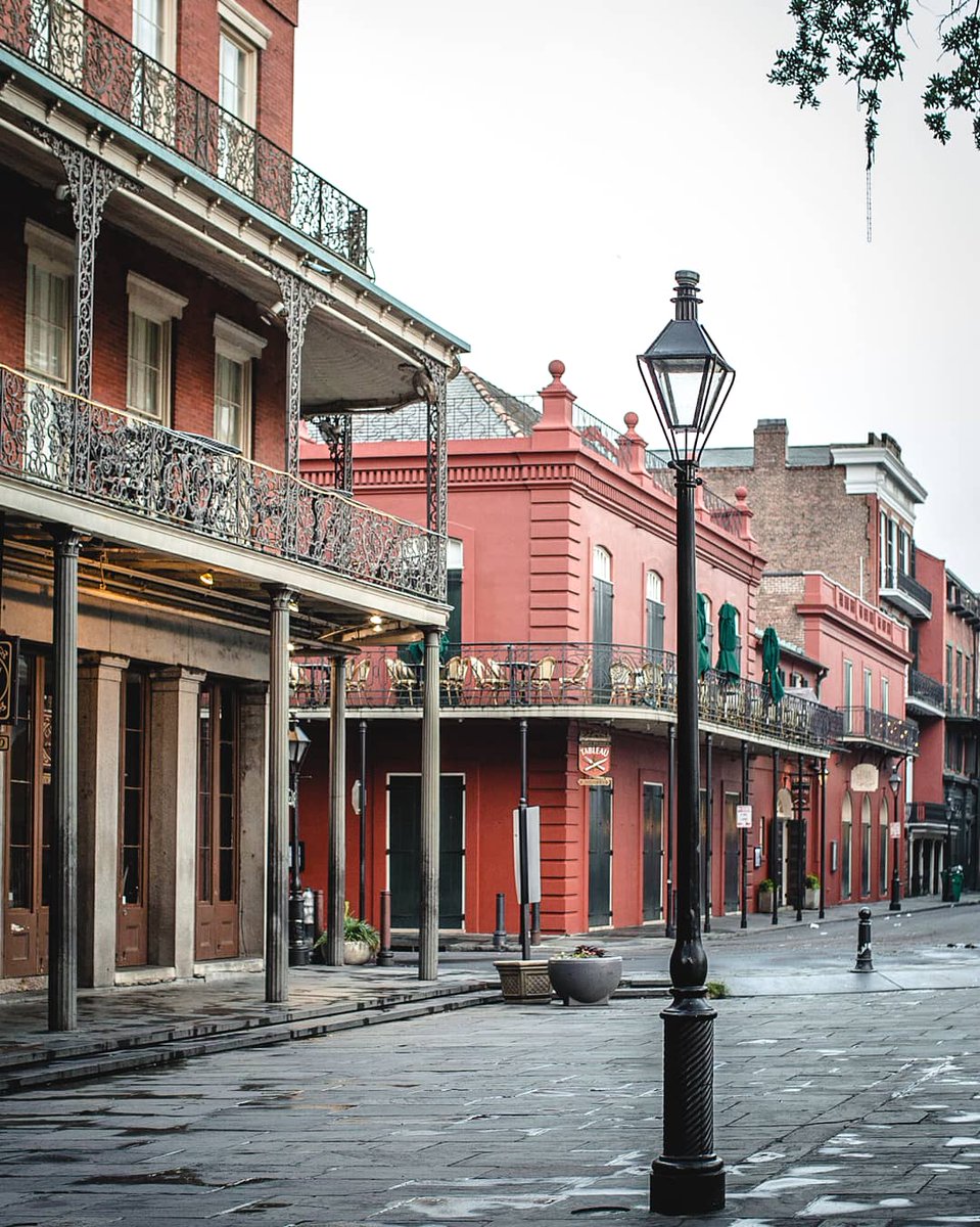 Nola_ValStudio's tweet photo. All the red! #JacksonSquare #FrenchQuarter #NewOrleans #OneTimeInNOLA https://t.co/VeCqzTAvWY