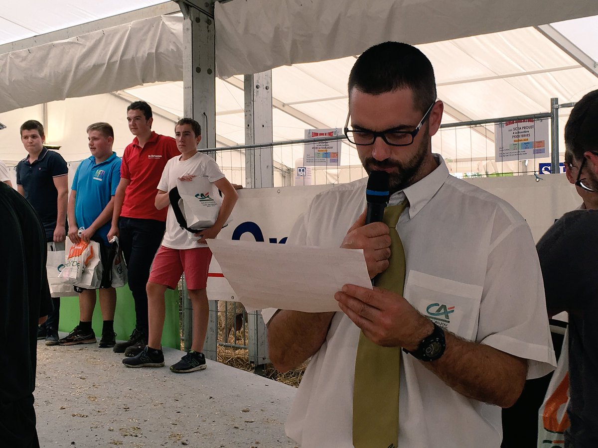 FElevage's tweet photo. [#jeunes] Benoit Cesbron président de @FElevage félicite les lauréats du concours de pointage https://t.co/yHA7yDlgGR