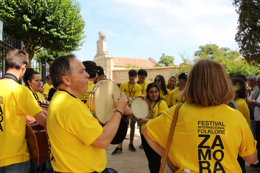 Zamora3punto0's tweet photo. El festival de folklore degusta su vermut musical https://t.co/YGczVMOd0a @AytoZamora @aedonsancho #Folklore #Zamora #Fiestas #laconcha2018 https://t.co/48czLtLq7W