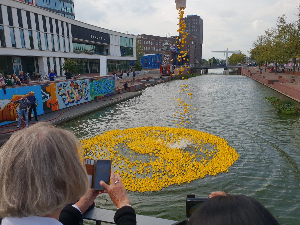 arjengerritsen's tweet photo. Wéér een evenement in #Almelo! Een heuse #duckrace in de haven, georganiseerd door @JCIAlmelo ten behoeve van een heel mooi goed doel: @TwentseWensAmbu. @BrandweerTwente hielp een handje om de 5000 (!) eendjes uiteindelijk over de finish te krijgen 👍 #awtd https://t.co/bn9XmItgoq