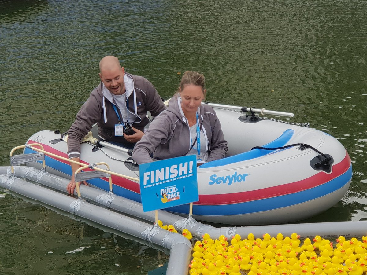 arjengerritsen's tweet photo. Wéér een evenement in #Almelo! Een heuse #duckrace in de haven, georganiseerd door @JCIAlmelo ten behoeve van een heel mooi goed doel: @TwentseWensAmbu. @BrandweerTwente hielp een handje om de 5000 (!) eendjes uiteindelijk over de finish te krijgen 👍 #awtd https://t.co/bn9XmItgoq