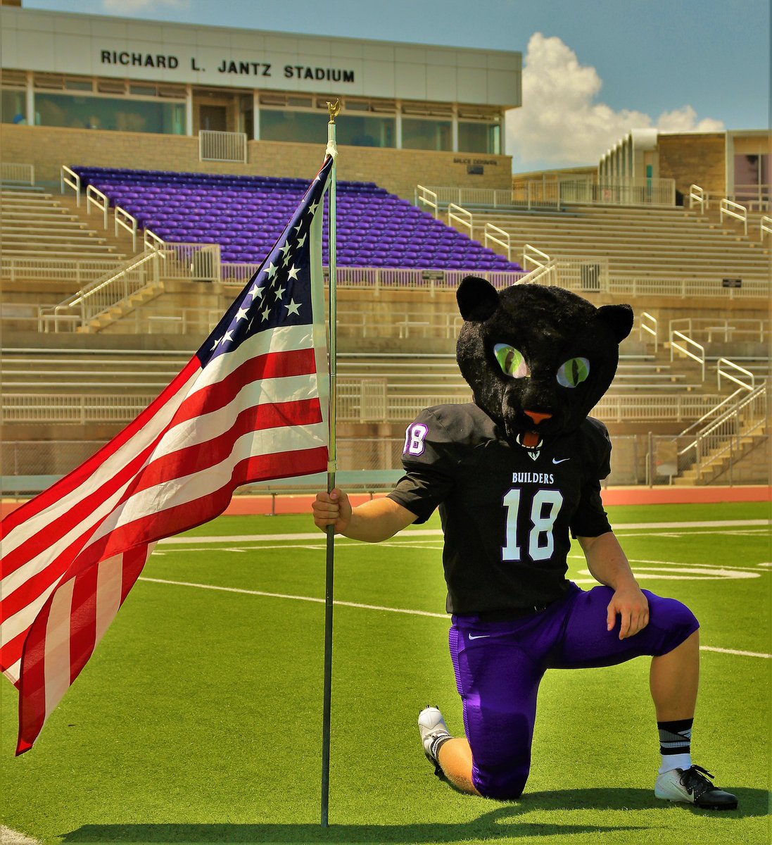 Pats_1990's tweet photo. It is GAME DAY @BuilderFootball vs #17 ranked Sterling, it is time to show that SC is no longer the doormat of the KCAC.. The #JINXISON put your foot on their throat and don't let them up.
#BuilderFootball #18uildergang #18uilders #gobuilders #BuilderFootballFan #Brickbybrick https://t.co/FCvcco6VTg