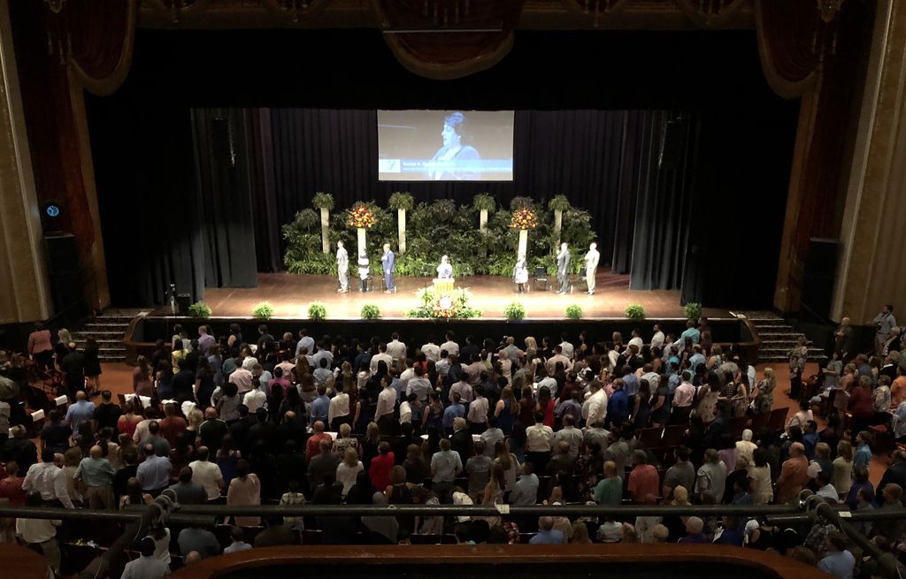 1LECOM's tweet photo. We are so proud of the Erie Pharmacy Class of 2021 & Medical Class of 2022! You are all going to look wonderful in your new White Coats! π©ββοΈπ¨ββοΈ#whitecoat2018 #LECOM2021 #LECOM2022 https://t.co/qRmOFRNBWl