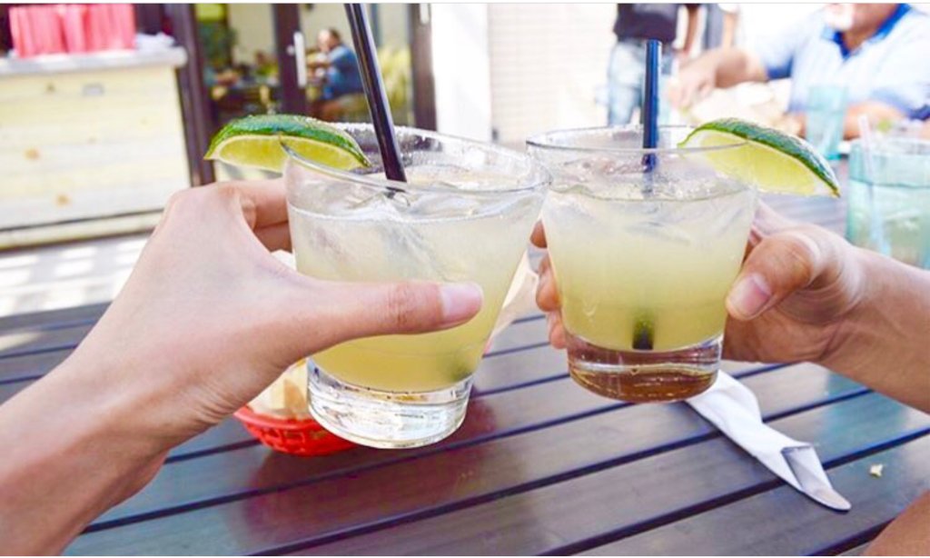 HalfShells's tweet photo. Our customers know how to start the #weekend off right.
📷 @still_hungry_dallas
_
#margaritas #withfriends #halfshells https://t.co/Fp9ymD8Dbn
