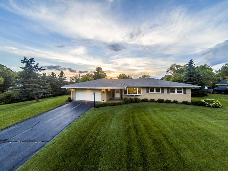 TheLienTeam's tweet photo. Enjoy tranquil living in this Open Concept 3 🛏, 2.5 🛁 completely updated ranch home with a designers touch! 

Check out our Instagram (@thejefflienteam_wi_realtors) for more pictures! 📸

#dreamwithlien #thejefflienteam https://t.co/DxNH3B3T6x