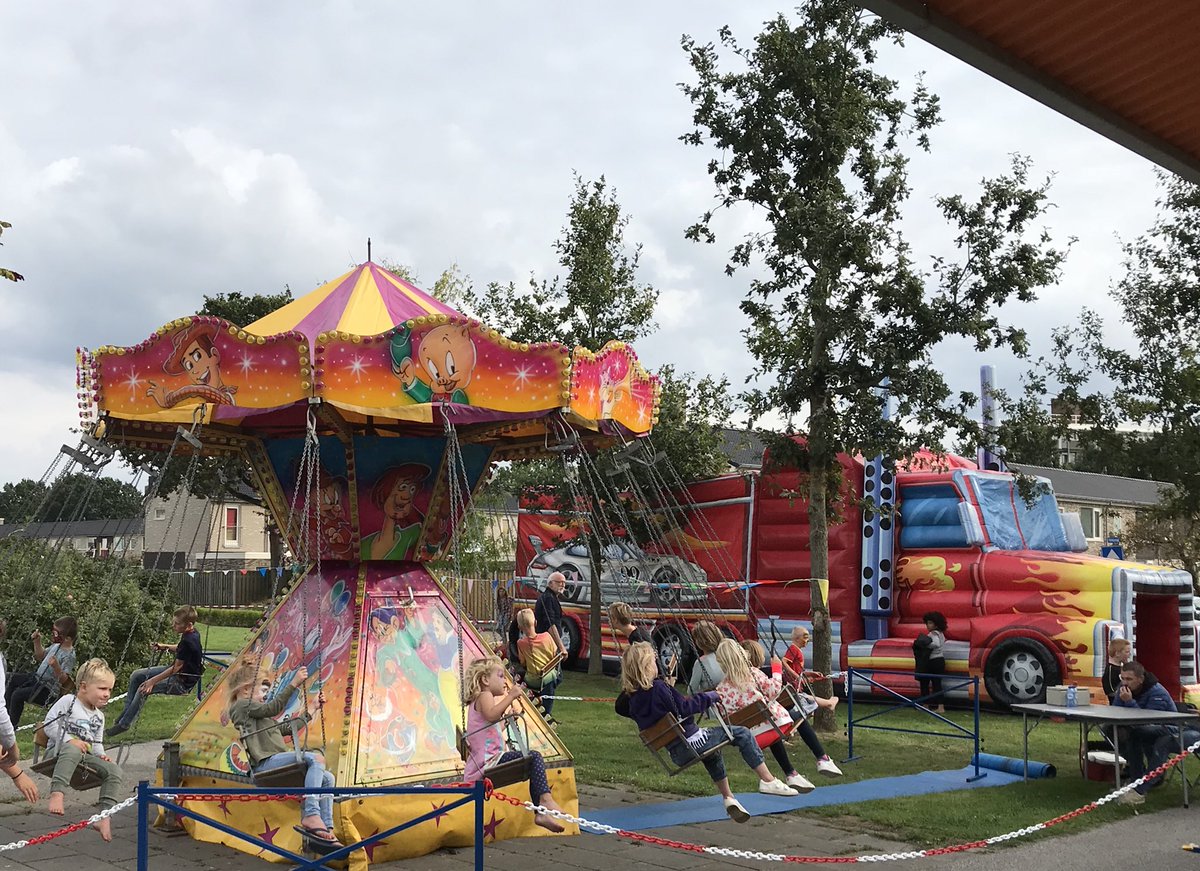 MarcoOut's tweet photo. Vrolijke gezichten bij een geslaagd wijkfeest op de Stadhouderslaan! Zes jaar geleden sloeg een groep buurtgenoten de handen in één, organiseerde een feest en nam daarna zelf de regie over de speeltuin en het onderhoud. En maakte van het wijkfeest een blijvertje.
Top.
#Assen https://t.co/ogIEz9UD5t