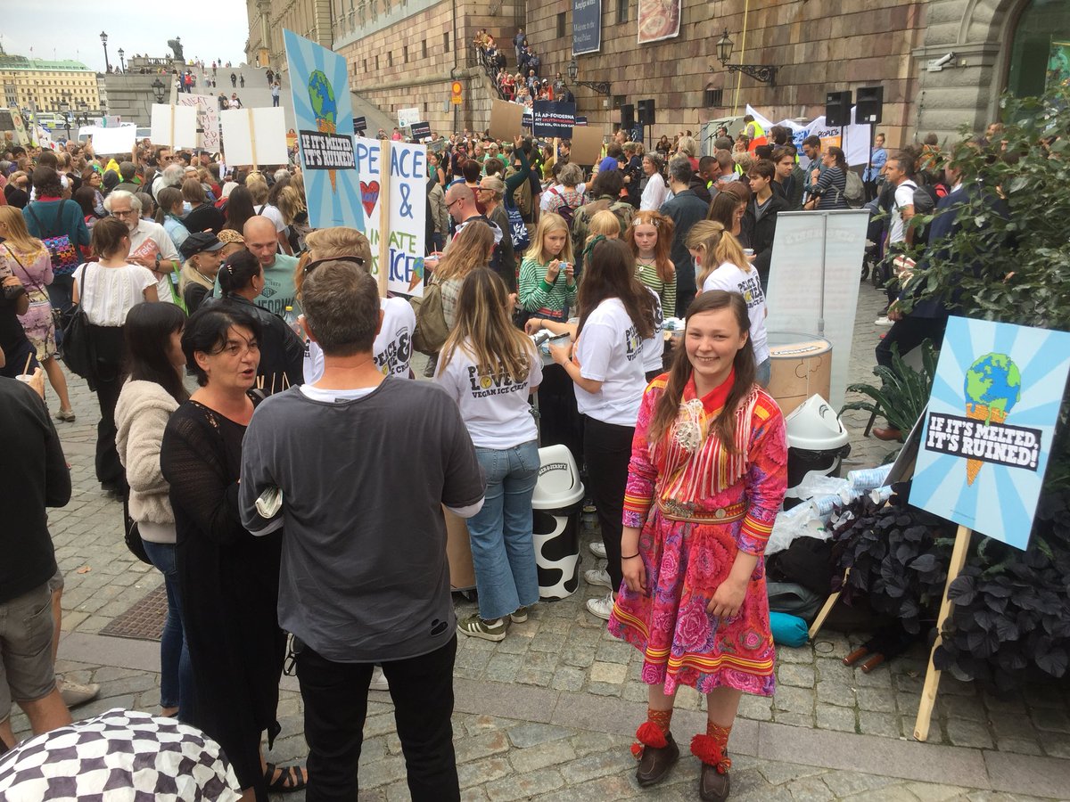 KlimatSverige's tweet photo. ”Vi måste börja bry oss om klimatet innan det är för sent!” säger Pia-Maria Labba från Kiruna #RiseforClimate i Stockholm, Sweden #ClimateMarchSE @350 @greenpeaceSE @saminuorra @FossilFreeSWE @naturbryggan @klimataktion @ParHolmgren @Malena_Ernman #klimat #val2018 #klimatval2018 https://t.co/CEZnf7wexA