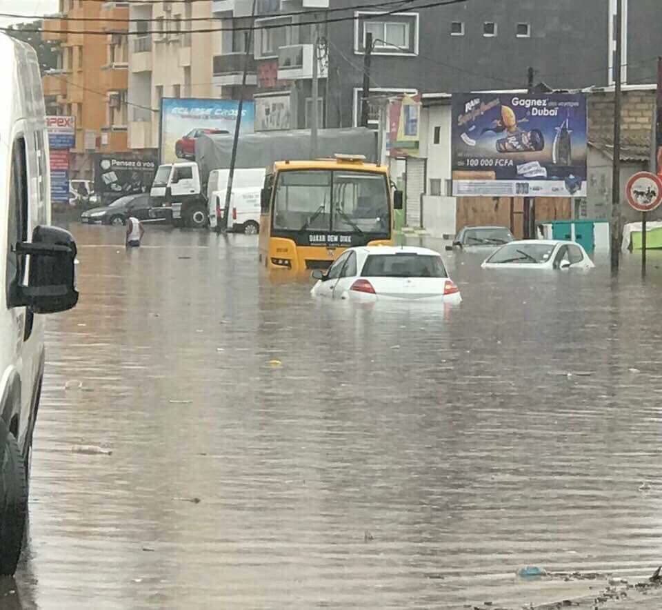 A peine une pluie et Ya déjà une tentative d'inondation 
Une autre comme ça et on sera obligé de faire un Téléthon 
Chaque année on répète les même refrains les même chansons
Sortez les pirogues et les bateaux ou prenez des cours de natation #kebetu #tl221