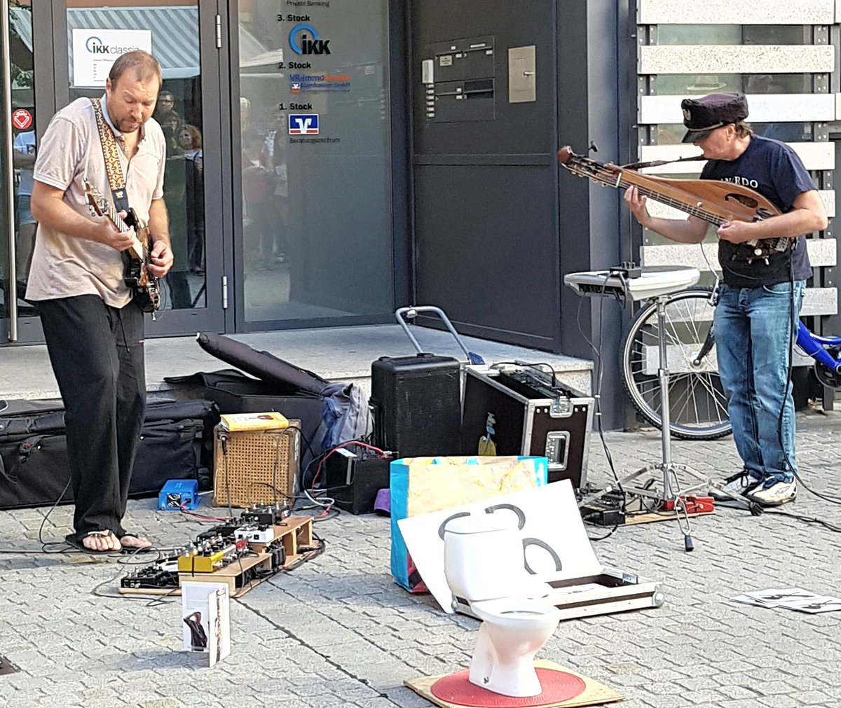 Herbipolis_Talk's tweet photo. The famous Unknown. Ansprechendes Akustik Sound Duo. #stramu18 #stramu @stramu https://t.co/FqPbvLp5Nw