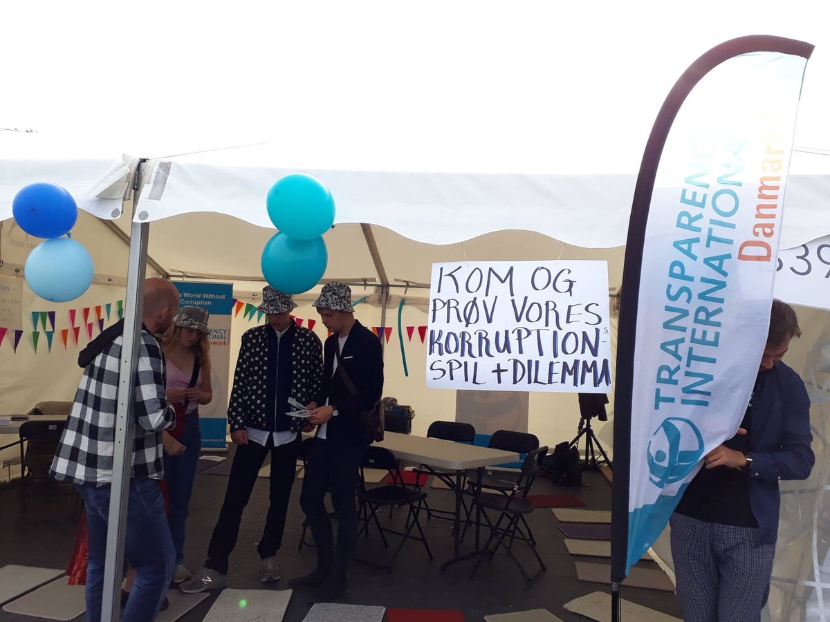 TransparencyDK's tweet photo. Tusind tak for et meget veloverstået Ungdommens Folkemøde 2018. Det var en sand fornøjelse at få lov til at tale med de unge engagerede mennesker, som kom forbi vores stand til korruptions-workshops. #rfequality https://t.co/MzPyxbZ4MM