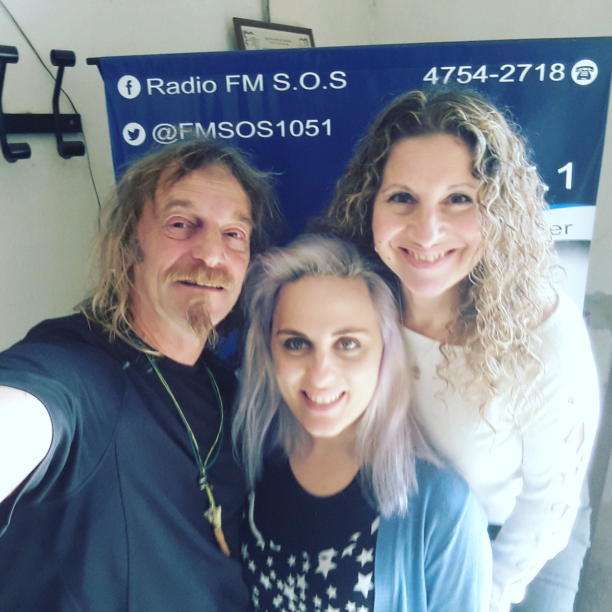 AnXieBre's tweet photo. Hoy con ellos ❤ hablando de #cine en #Aprontate por la @fmsos1051
Nostalgia pura y sobre todo amistad que sigue intacta.
Gracias por la invitación @Pandora_Gourmet
Te quiero 😍
#Sábado #radio #amistad #hayequipo https://t.co/ouIDv590ue