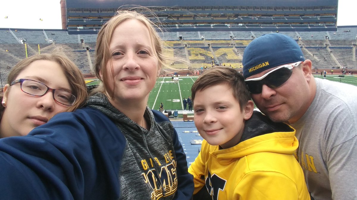 AprilsCLblog's tweet image. #BIGHOUSELIVE