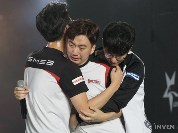 InvenGlobal's tweet photo. [2018 LCK Summer Finals] KT Score: "Many years have passed, and I finally got my hands on an LCK title. I marched on without giving up, and I feel that I'm finally given my reward."
@KTRolster_tw 
https://t.co/IyHM6KD9nf https://t.co/ZGV04X5r3t