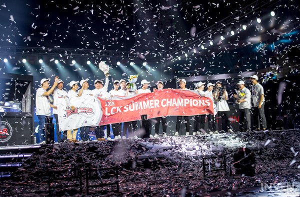 InvenGlobal's tweet photo. [2018 LCK Summer Finals] KT Score: "Many years have passed, and I finally got my hands on an LCK title. I marched on without giving up, and I feel that I'm finally given my reward."
@KTRolster_tw 
https://t.co/IyHM6KD9nf https://t.co/ZGV04X5r3t