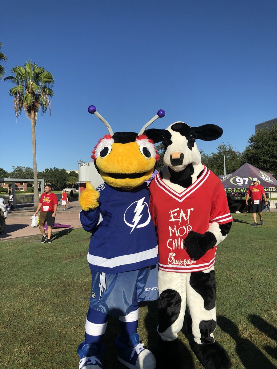 ThunderBugTBL's tweet photo. Had a great time at @MyCurtisHixon at the @ChickfilA #FallStampede benefiting the #childrenscancercenter ! The mascot race was a great way to start my day! Congrats to my new friend Bella for winning the race!!! >:) #EatMoreChikin #mascotrace https://t.co/xt2mjFnFmw