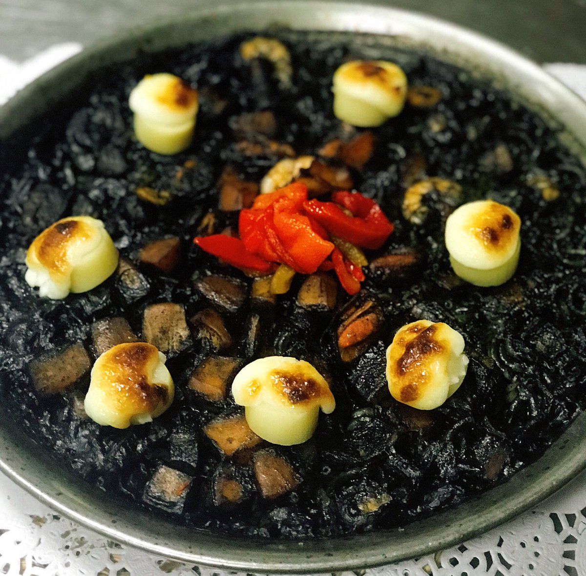 LaPepaArrozBar's tweet photo. #felizsabado #fidegua #fideguanegra #fideguadechocosensutinta con #AliOli graten #fideguafuriosa #cadiz #cadizfood #lapepa https://t.co/Ql51ySGq4p