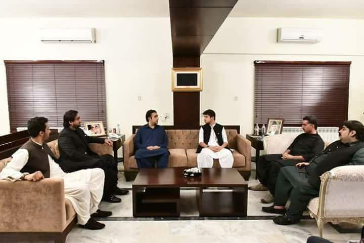 MYousifBrohi's tweet photo. سولجر آف پاکستان  شھید میر سراج خان رئیسانی کے فرزند نوابزادہ میر جمال خان رئیسانی کی پاکستان پیپلز پارٹی کے چئرمین بلاول بھٹو زرداری سے زرداری ھائوس اسلام آباد میں ملاقات۔۔ملک اور بلوچستان  کی سیاسی صورتحال پر گفتگو ۔۔۔
@BBhuttoZardari @BakhtawarBZ @SonOfShaheed https://t.co/RdGEohwbNd