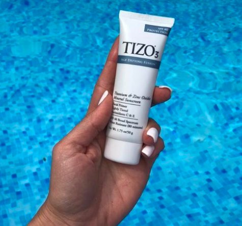 Another one of our favorite everyday sunscreens is TIZO3! Containing Titanium Dioxide and Zinc Oxide, it is a lightweight sunscreen, which is perfect to use for daily protection on your face. Photo by: @tizoskin #sunsafetysaturday #purebioderm #cleanbeauty