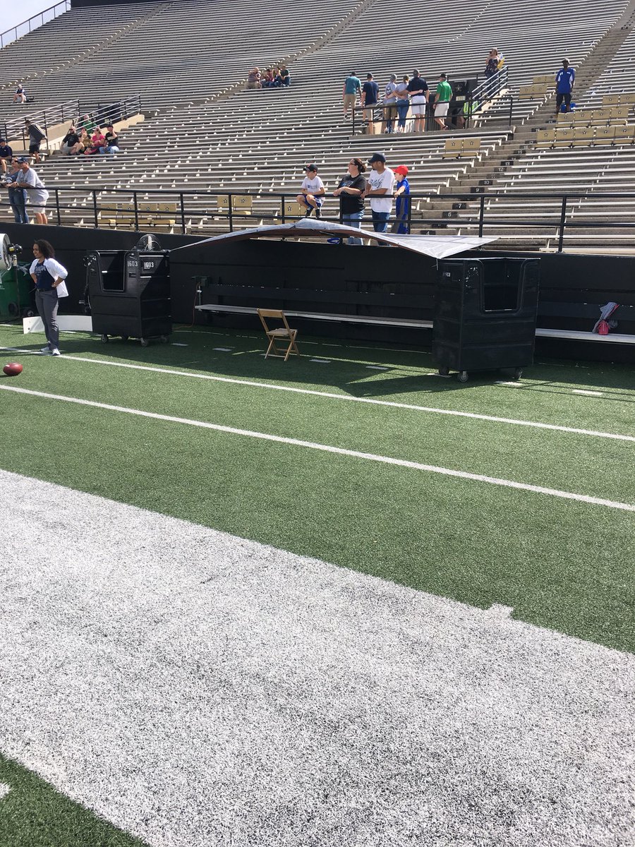 Nevada_FB_EQ's tweet photo. When @CoachJayNorvell and @NevadaFootball wants shade on the sideline... you use zip ties and duct tape... you can do anything with those items. It may not be the prettiest but it will get the job done! #EquipmentManagerProblems #LastMinuteSidelineProblems #BattleBorn #Nevada https://t.co/bLMAwYqOwZ