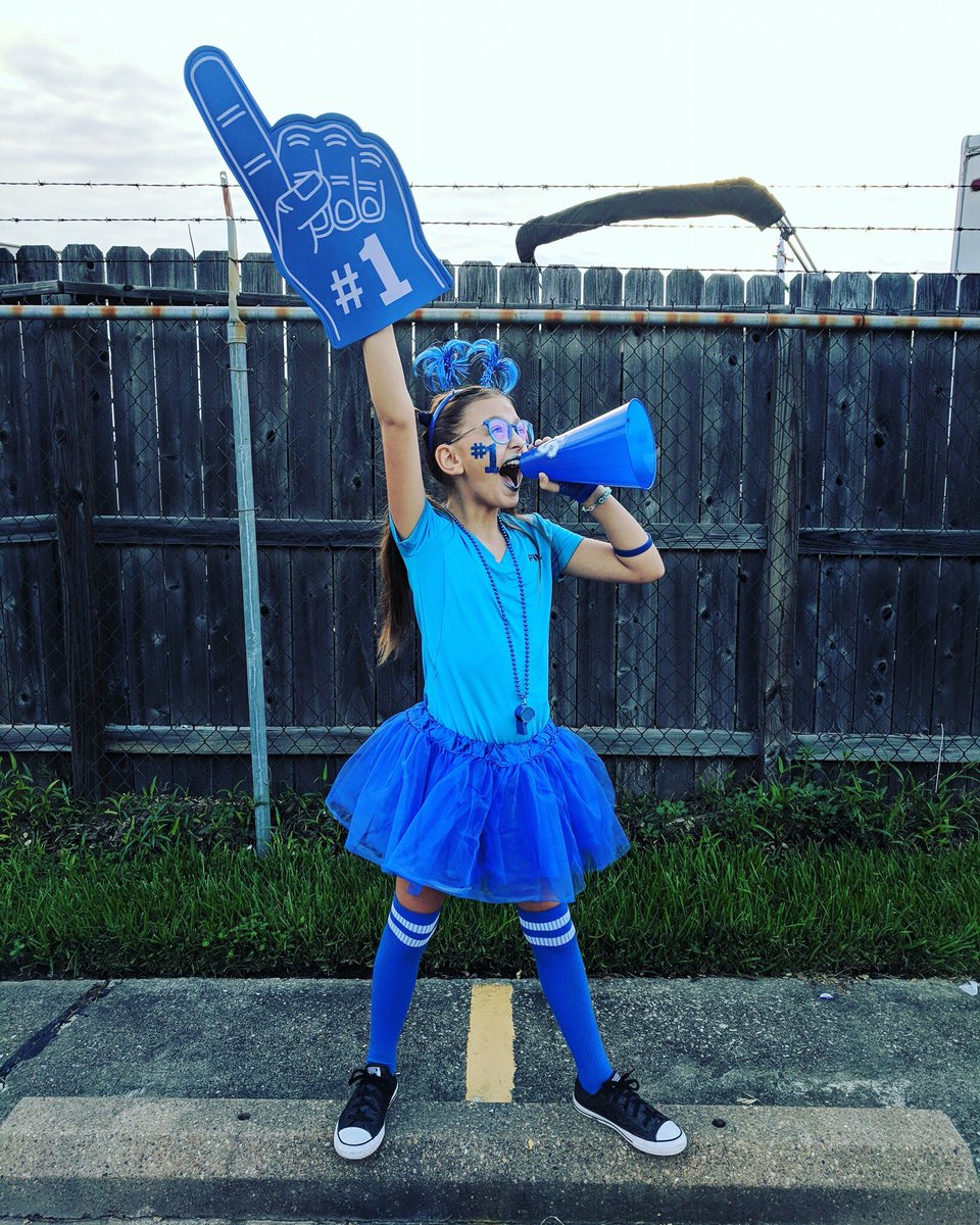 MrsMViana's tweet photo. We are the Willow Grove! We stand for OPTIMISM -We believe wonderful things can and will happen! 💙💙💙 #wearewillow #weareblue #weareoptimistic #wearegroves #rcainspired #HumbleISDJOY #setthestagetoengage #humblejoy @mrronclark_ @kimbearden @brianpeters64 https://t.co/Rpb8maBcdd